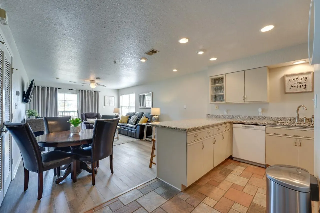 Apartment On Fairway Steps From Pools! *