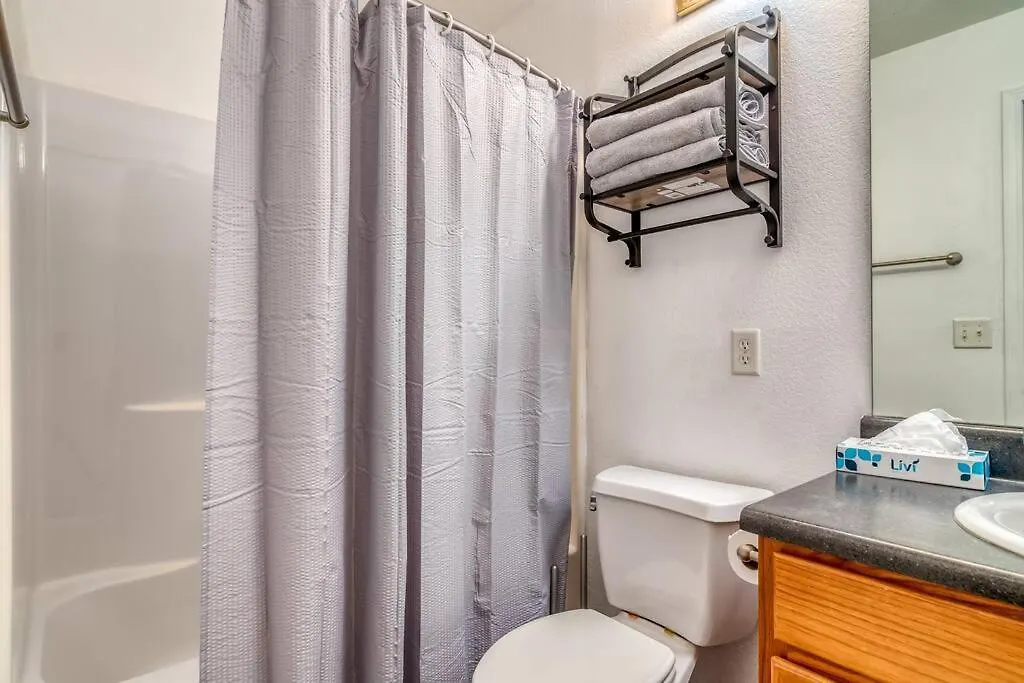 Apartment Cozy 3-bedroom Near *