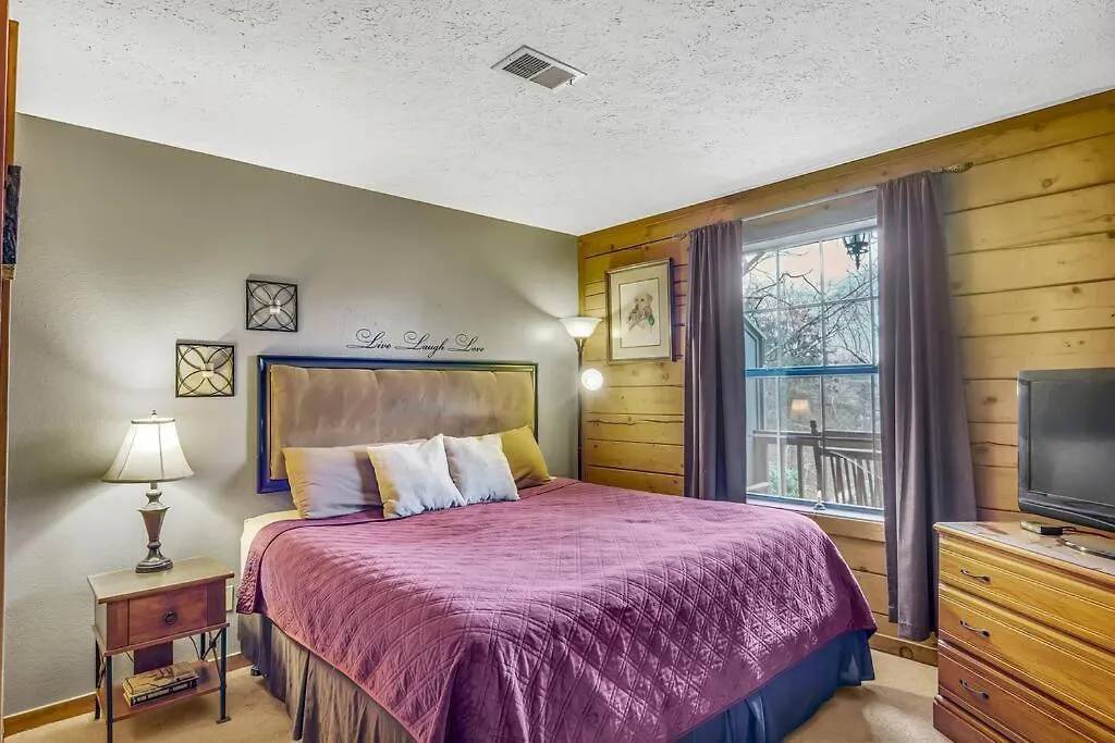 3 Bedroom Log Close To Everything! *