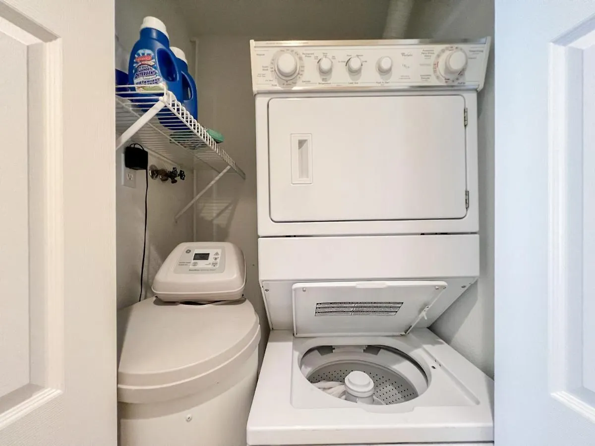 Front 2br Walk-in With Large Deck - Free Tickets Included - 79-1 Holiday home