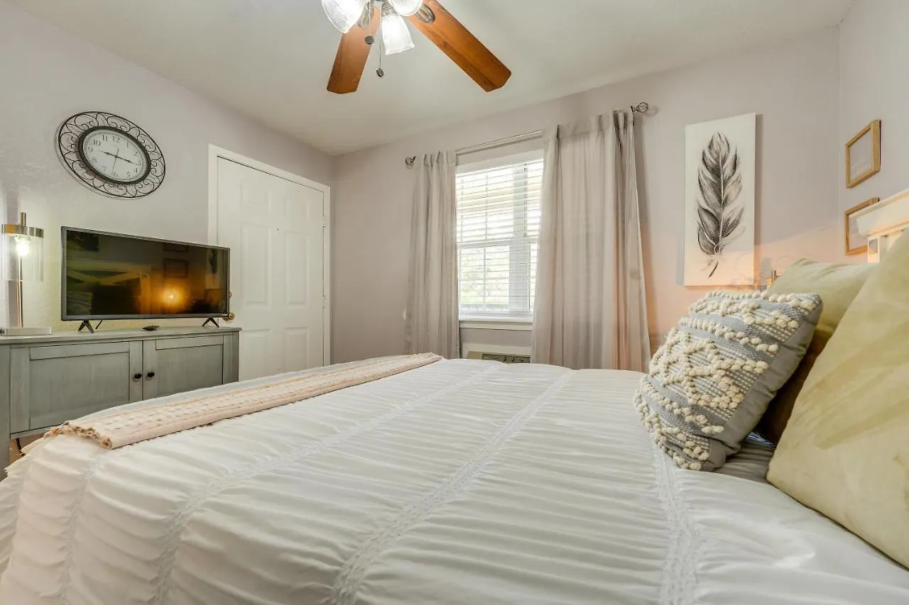 Apartment With Community Pool!