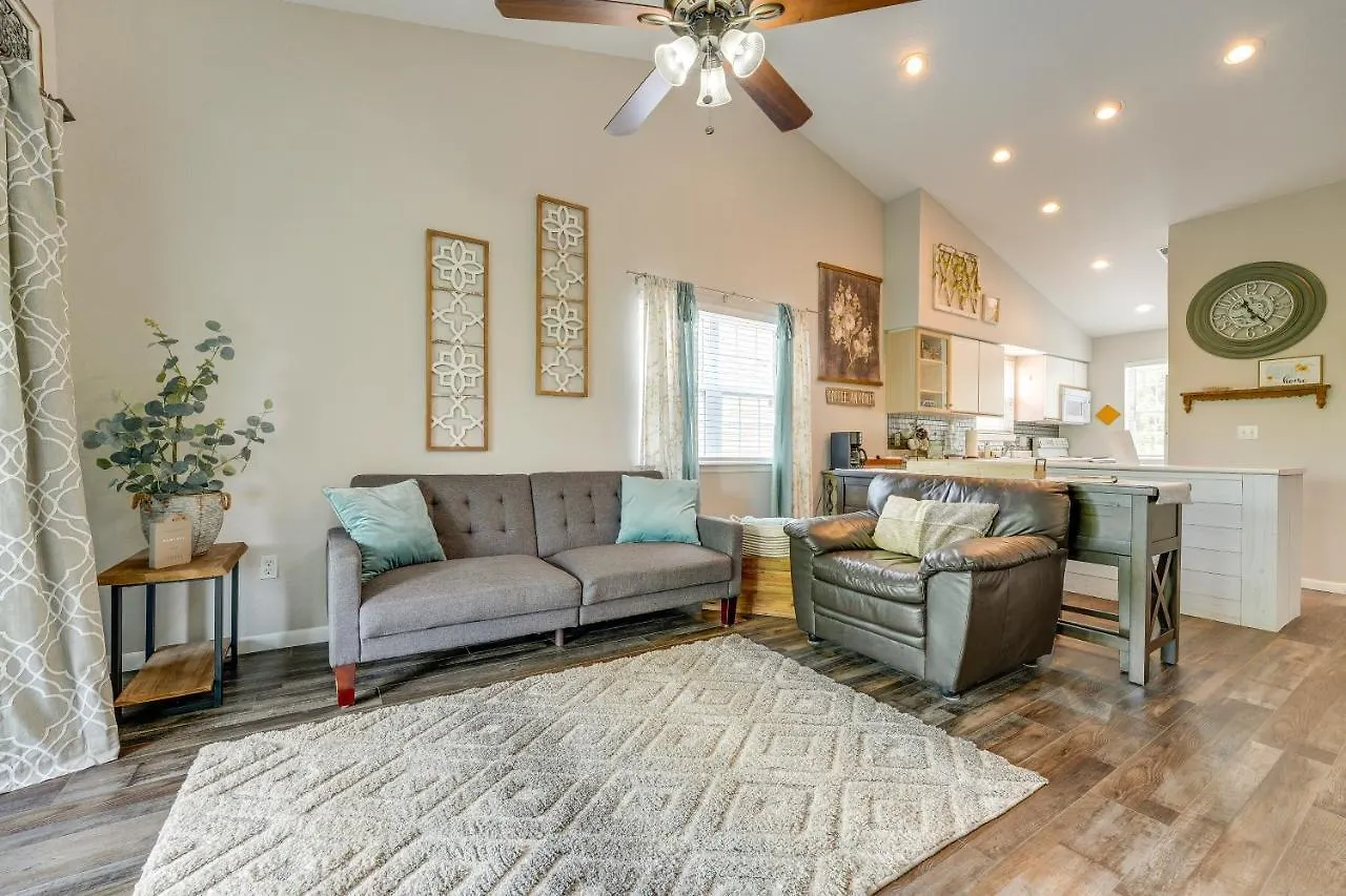 With Community Pool! Apartment
