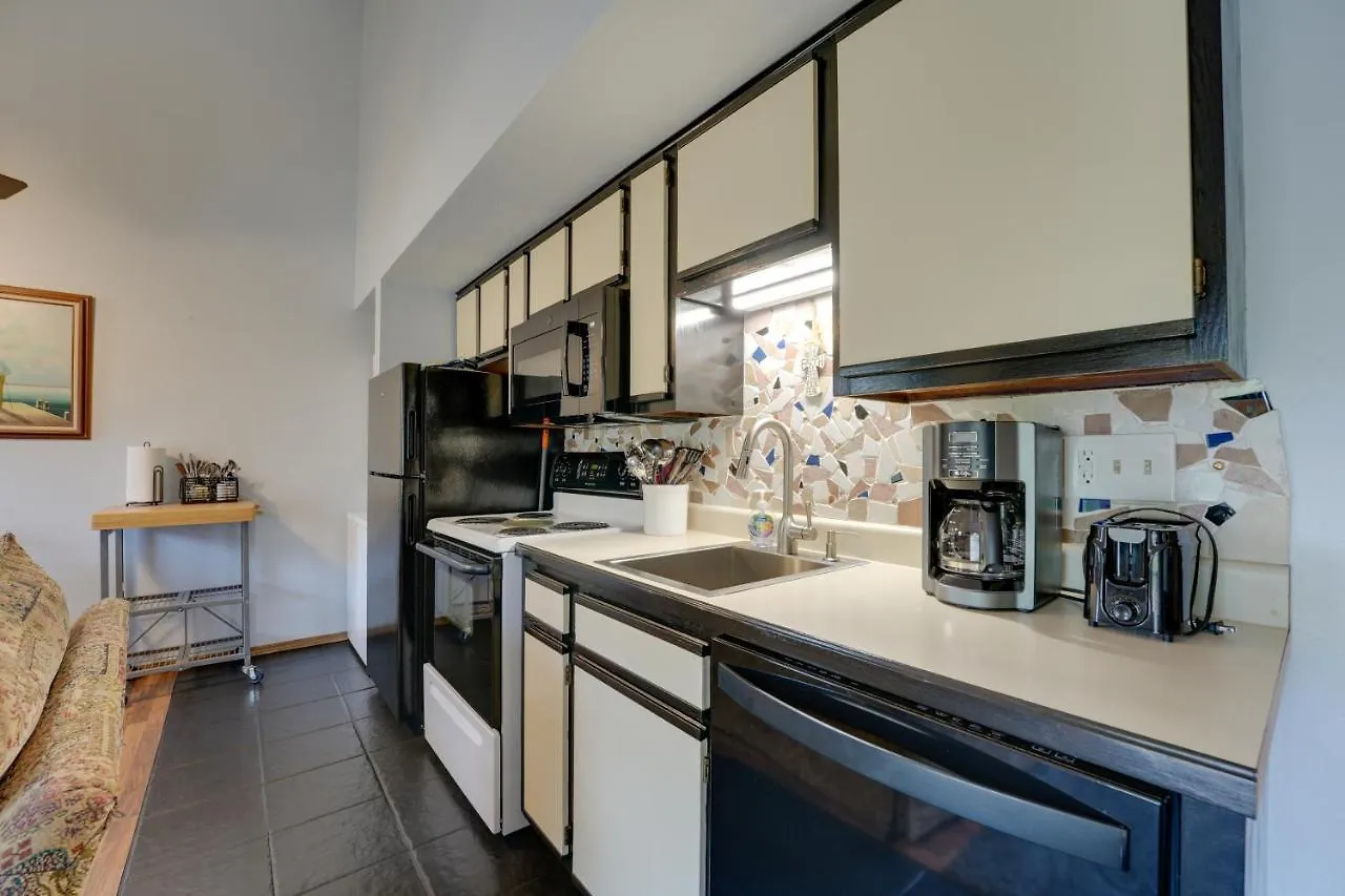 Apartment With Balcony And Grill 3 Mi To Moonshine Beach!