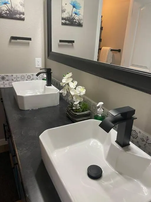 Newly Remodeled Lover's Luxury With Upgrades Holiday home