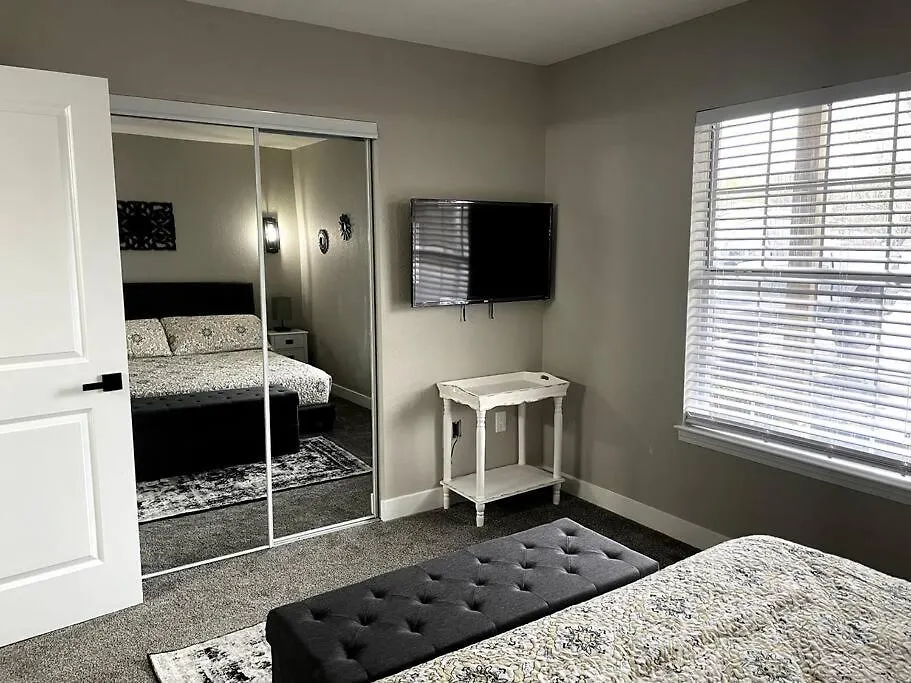 Holiday home New Remodeled Luxury By The Lake, No Stairs! Branson