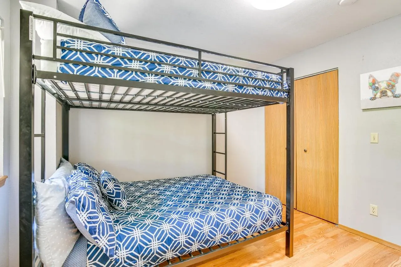 Escape With Pool Access, Grill And Balcony! *