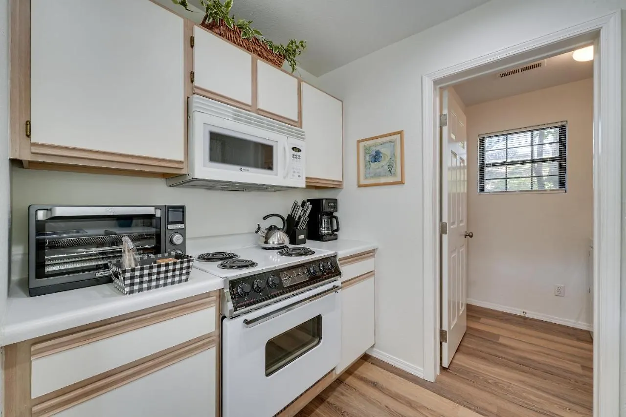 Near 76 Strip And Silver Dollar Apartment *
