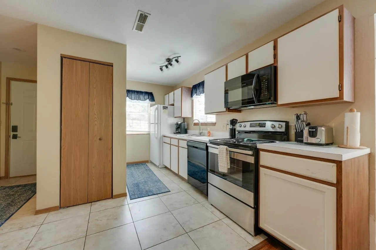 Apartment With Lake Access And Amenities!