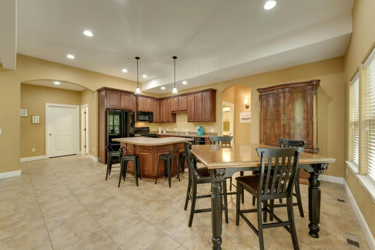 Magnificent Hideaway With Game Room! Branson