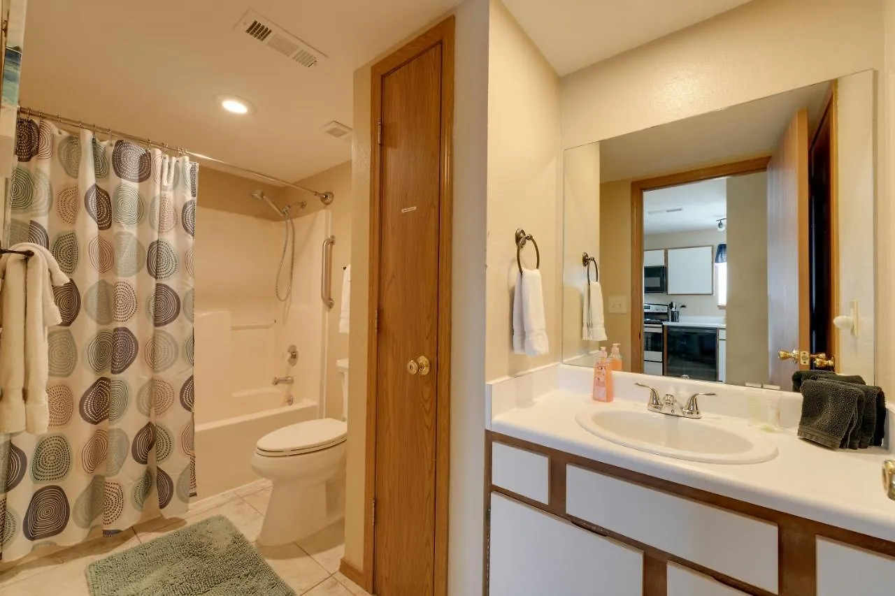 Apartment With Lake Access And Amenities!