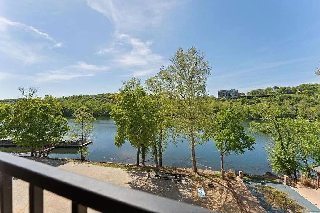 Views! Penthouse- 5 Min To Landing & Downtown