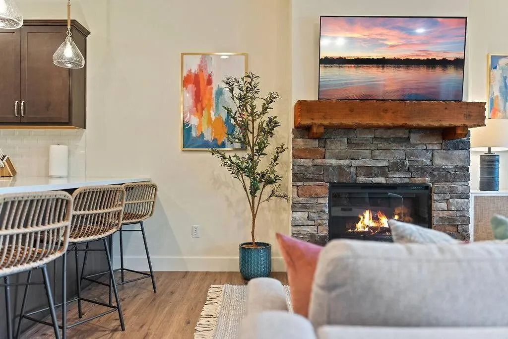 Apartman Views! Penthouse- 5 Min To Landing & Downtown *