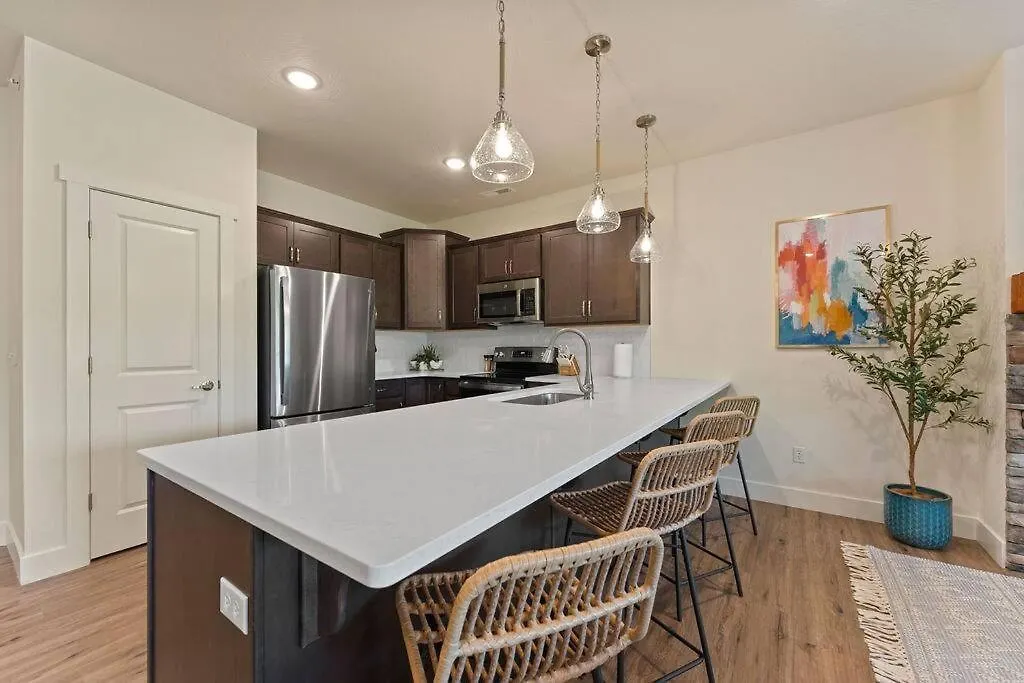 Apartman Views! Penthouse- 5 Min To Landing & Downtown
