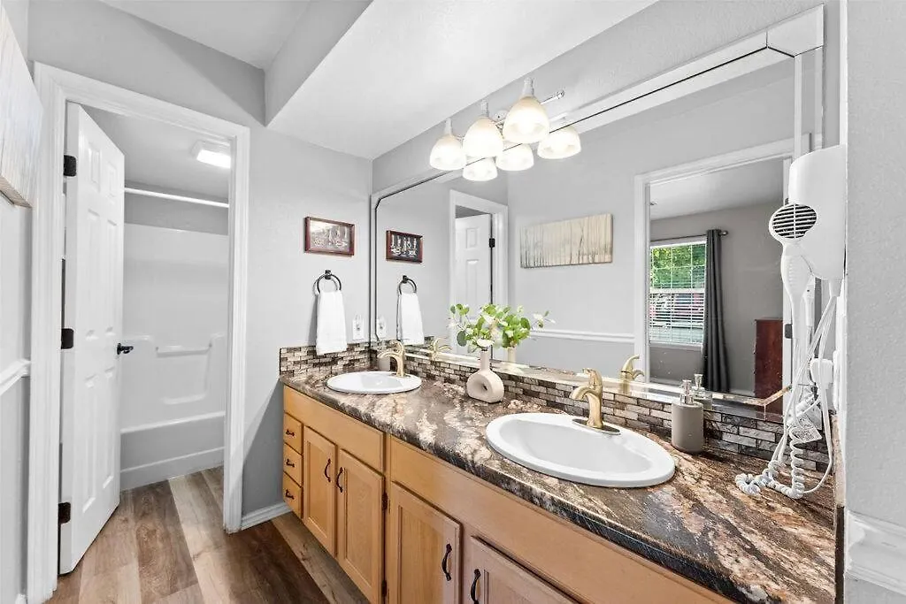 Tucked Away 1bd With King Bed Close To It All! Branson