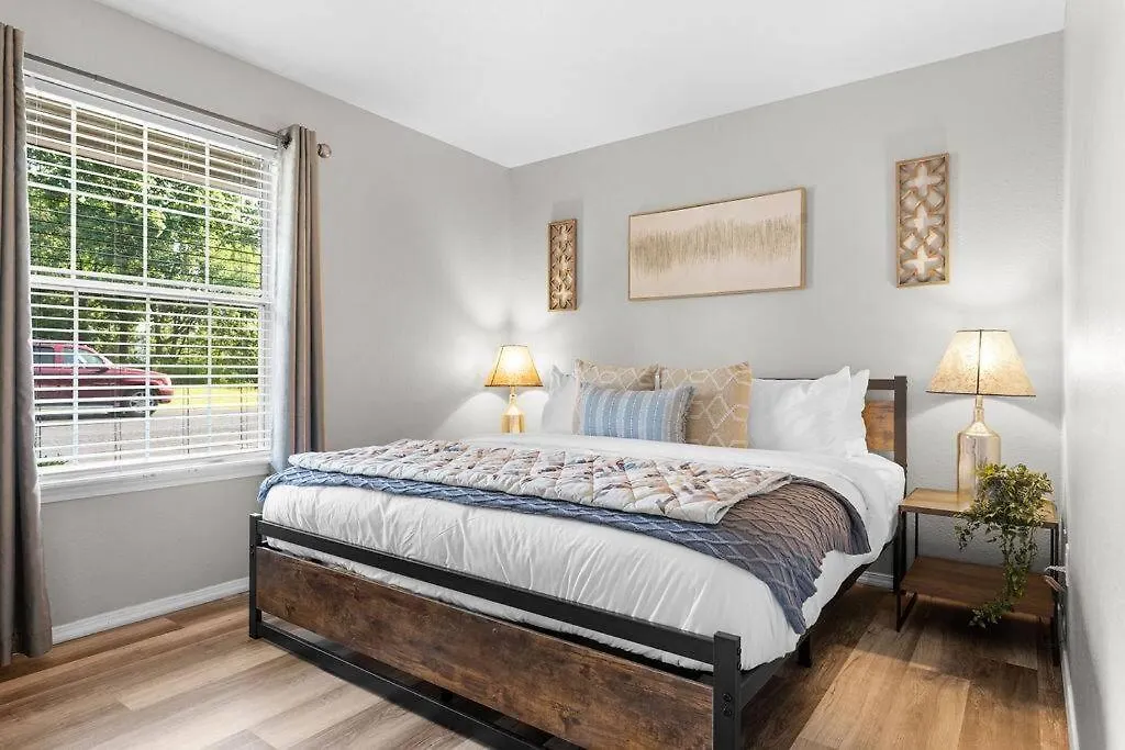 Tucked Away 1bd With King Bed Close To It All! Apartment