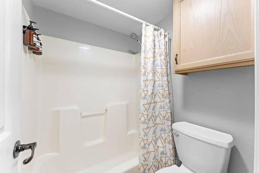 Apartment Tucked Away 1bd With King Bed Close To It All! *