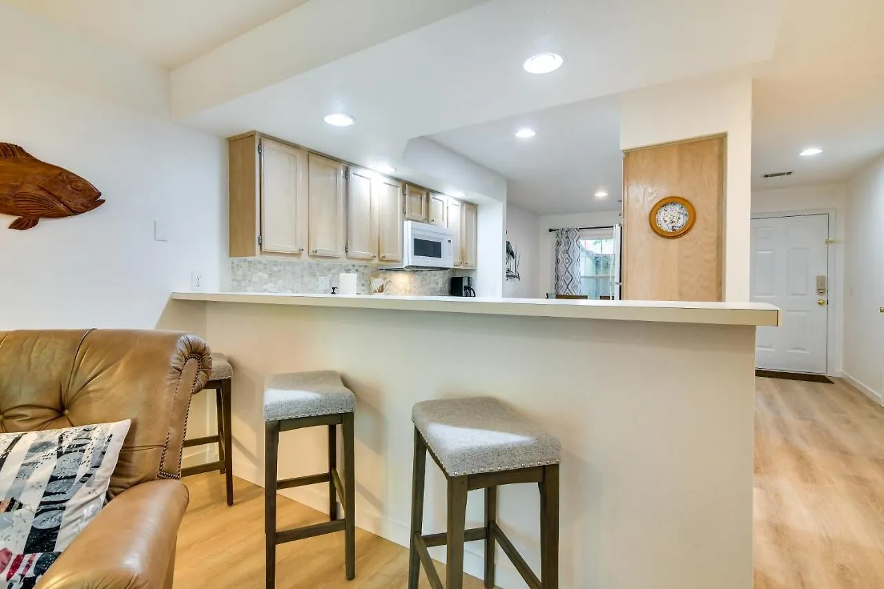 With Screened Patio, Pool Access Apartman *