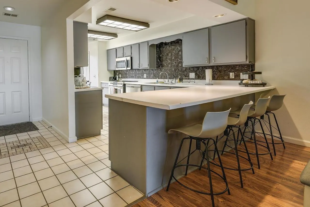 Inviting With Community Pool And Hot Tub Appartement