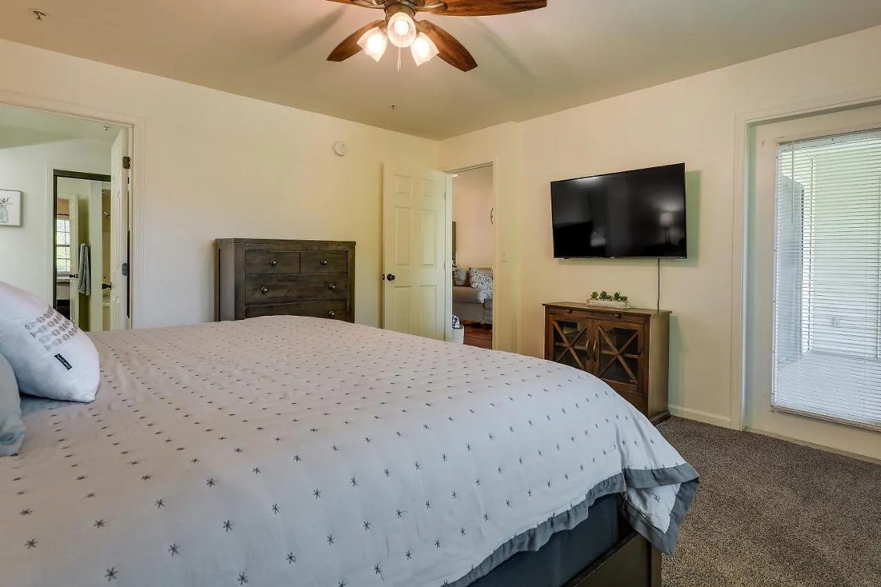 Inviting With Community Pool And Hot Tub Appartement