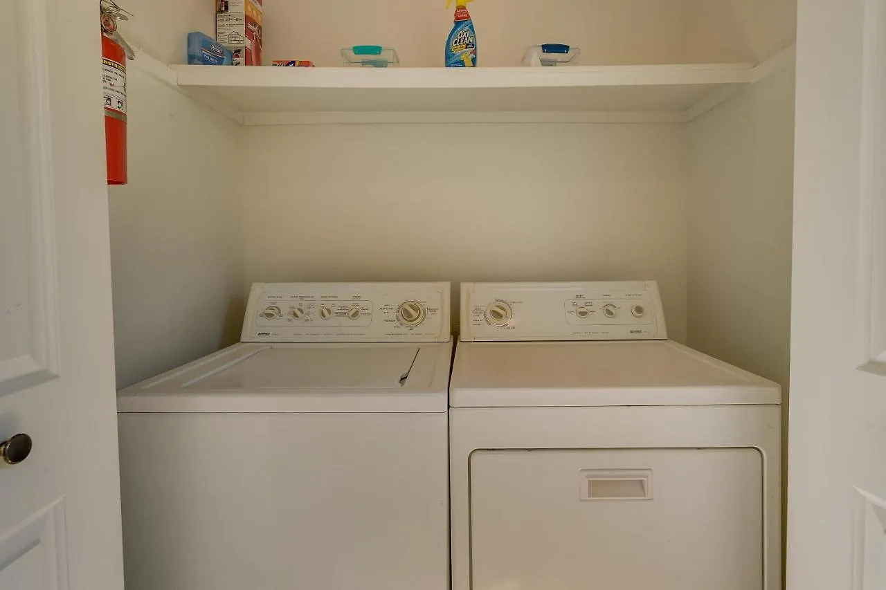 Inviting With Community Pool And Hot Tub Appartement