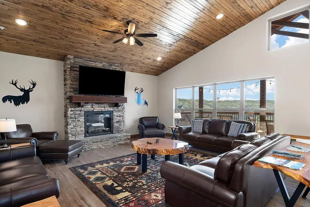 Holiday home Spacious Rustic Elm *