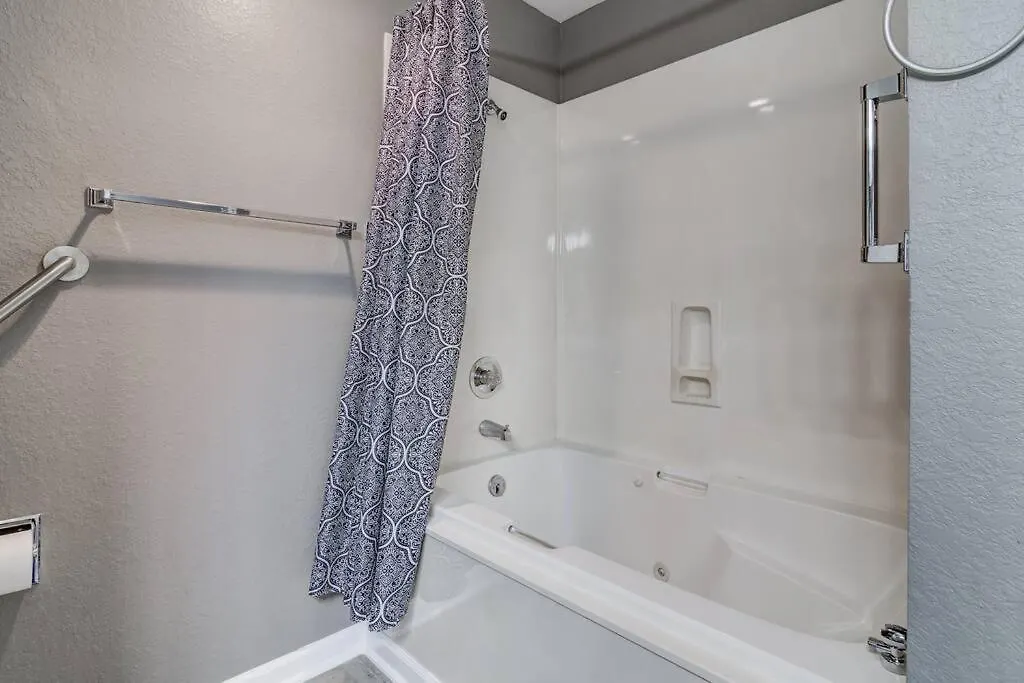 Tranquil 2-bedroom Pointe Royale *
