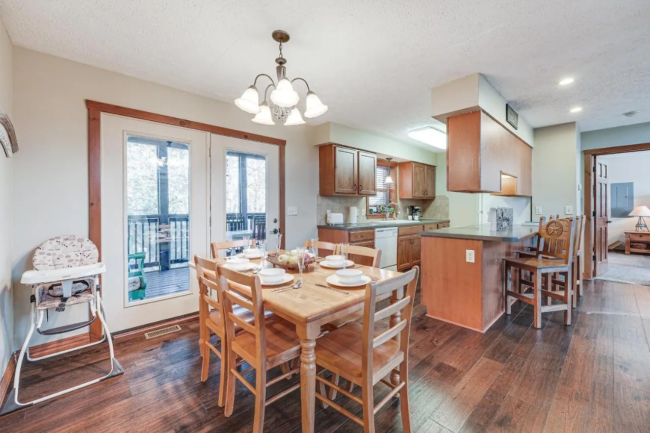 Holiday home Getaway - Near Silver Dollar City! *
