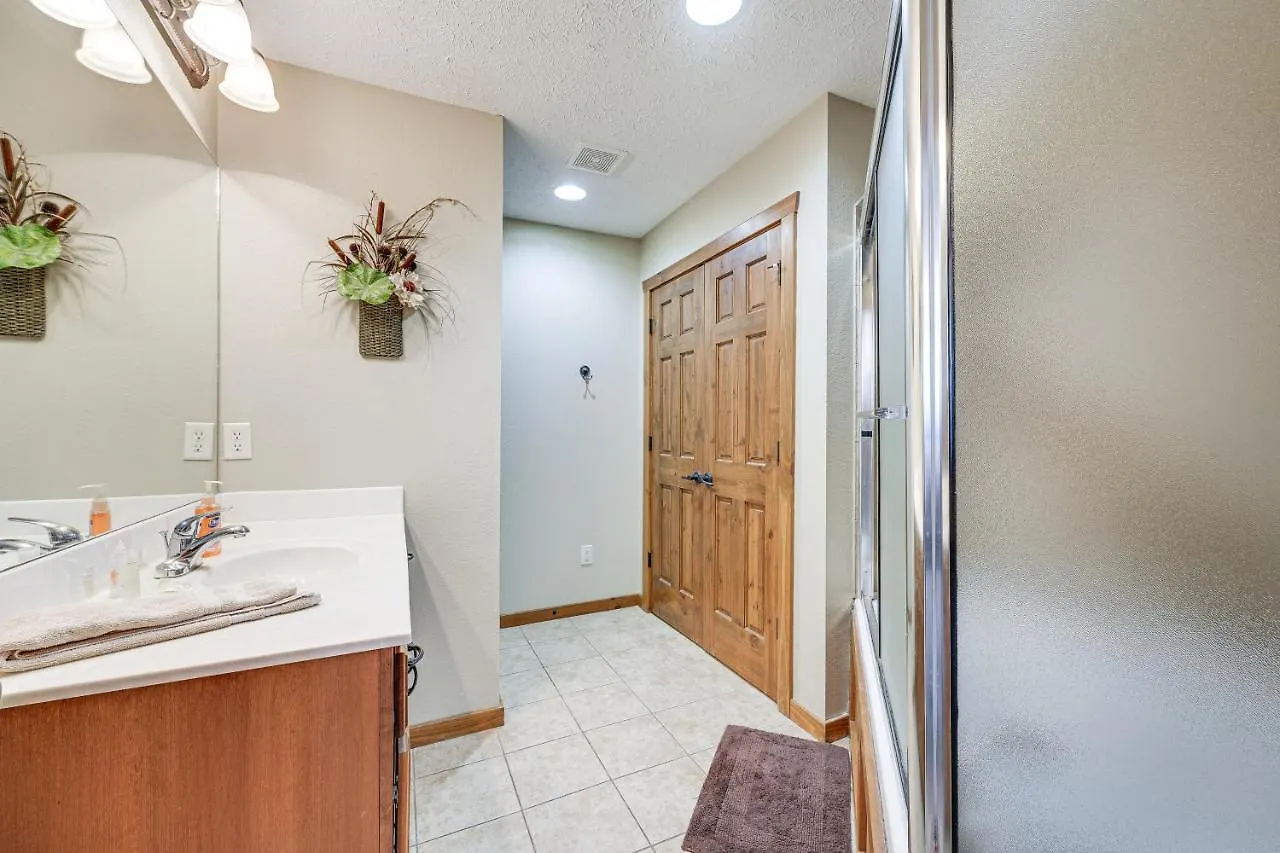 Holiday home Getaway - Near Silver Dollar City!