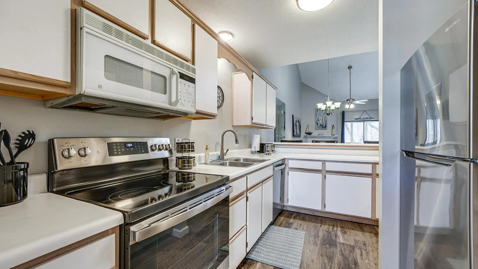 Lakefront Penthouse With Amenities! Apartment *