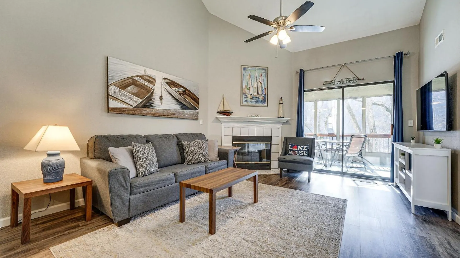 Lakefront Penthouse With Amenities! Apartment