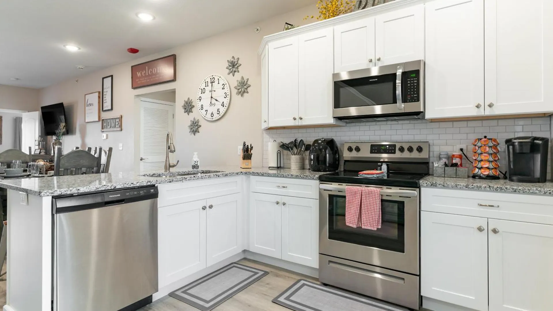 Apartment Near 76 Strip And Sdc - King Beds - Outdoor Pool - Free Attraction Tickets - V3301-6