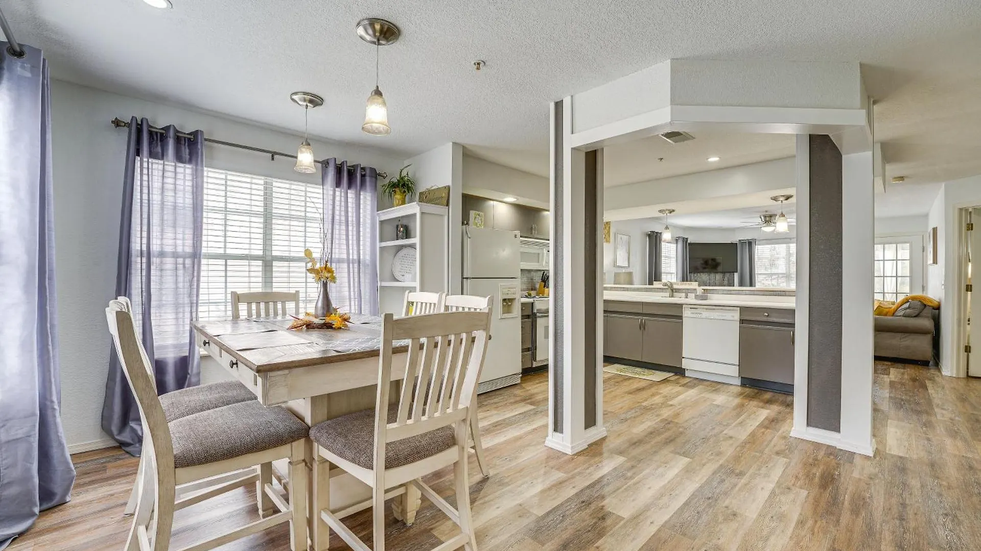 Apartment Inviting With Pool Access, Near Strip!