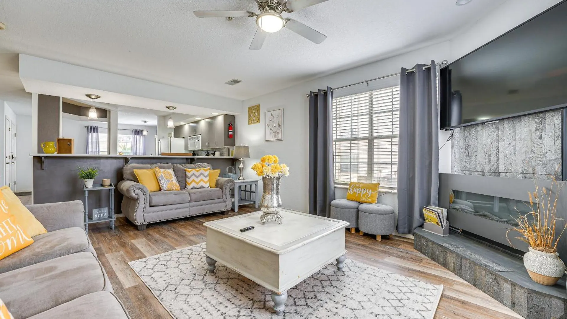 Apartment Inviting With Pool Access, Near Strip!
