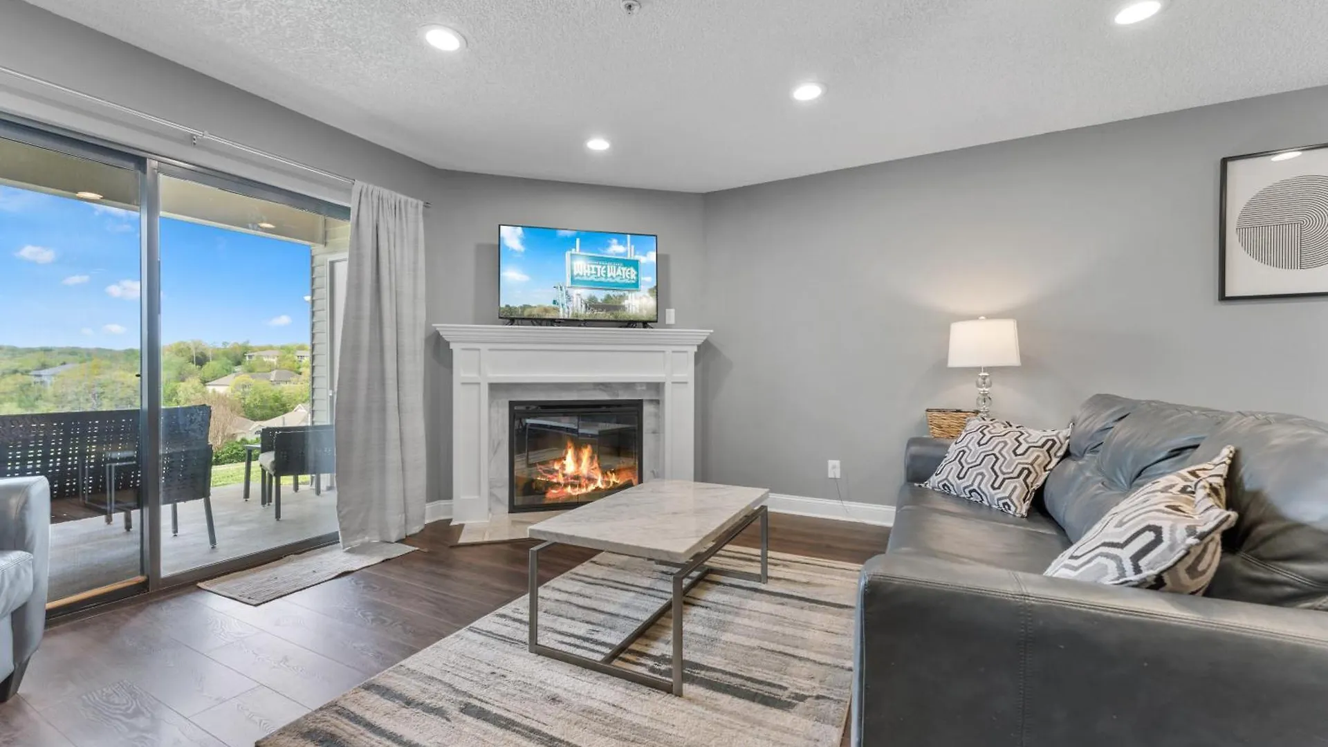 Free Silver Dollar & Other Attraction Tickets! Spacious, Great Location, Indoor & Outdoor Pools Apartment Branson