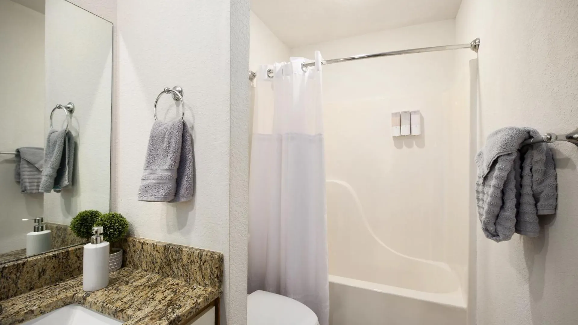 Walk-in, No Stairs Condo, Pets Welcome, 4 Mins To Silver Dollar City, 14 Mins To Ball Park Of America, Amazing Ozark Mountian Views Apartament
