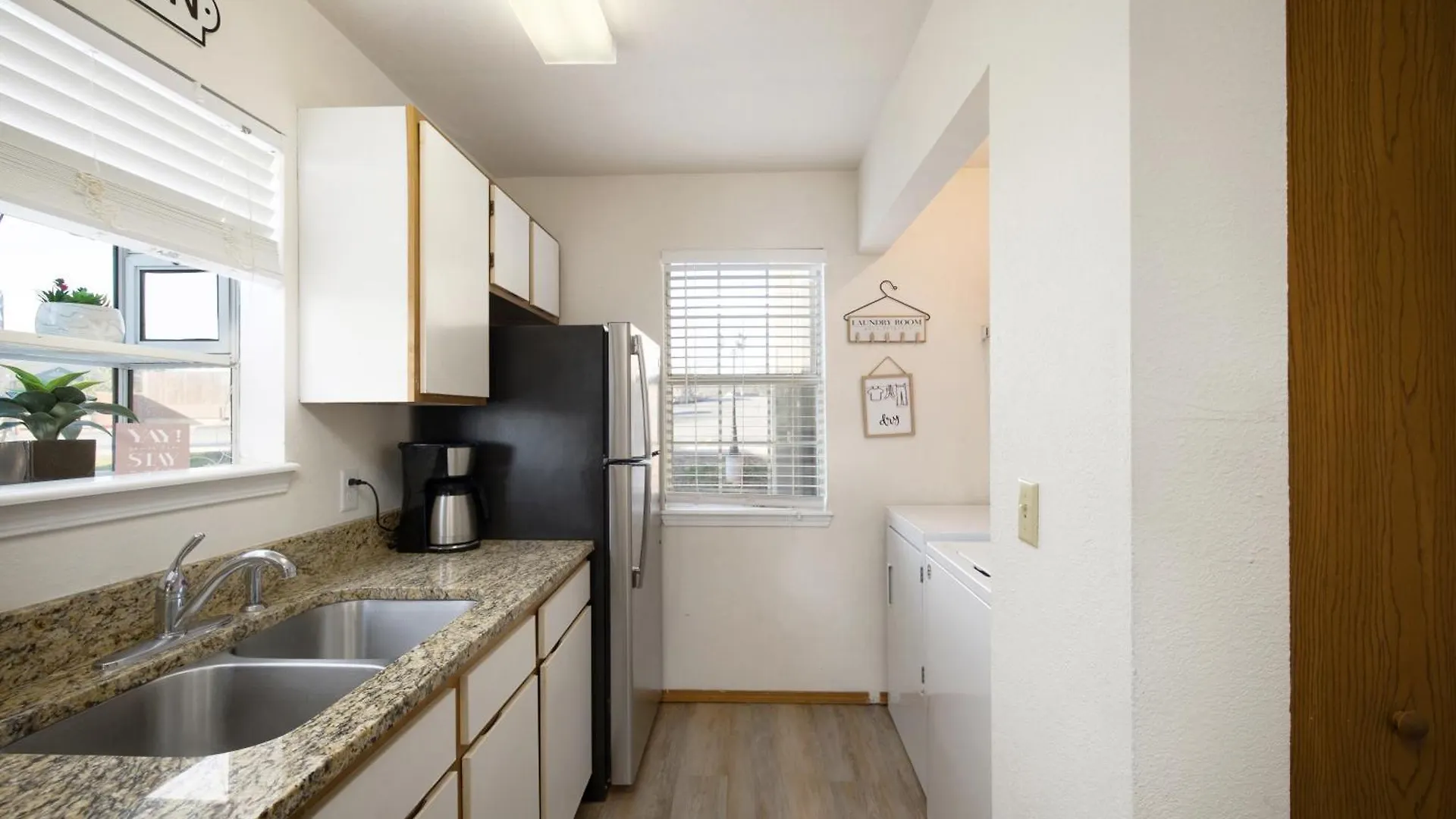 Walk-in, No Stairs Condo, Pets Welcome, 4 Mins To Silver Dollar City, 14 Mins To Ball Park Of America, Amazing Ozark Mountian Views Apartment *