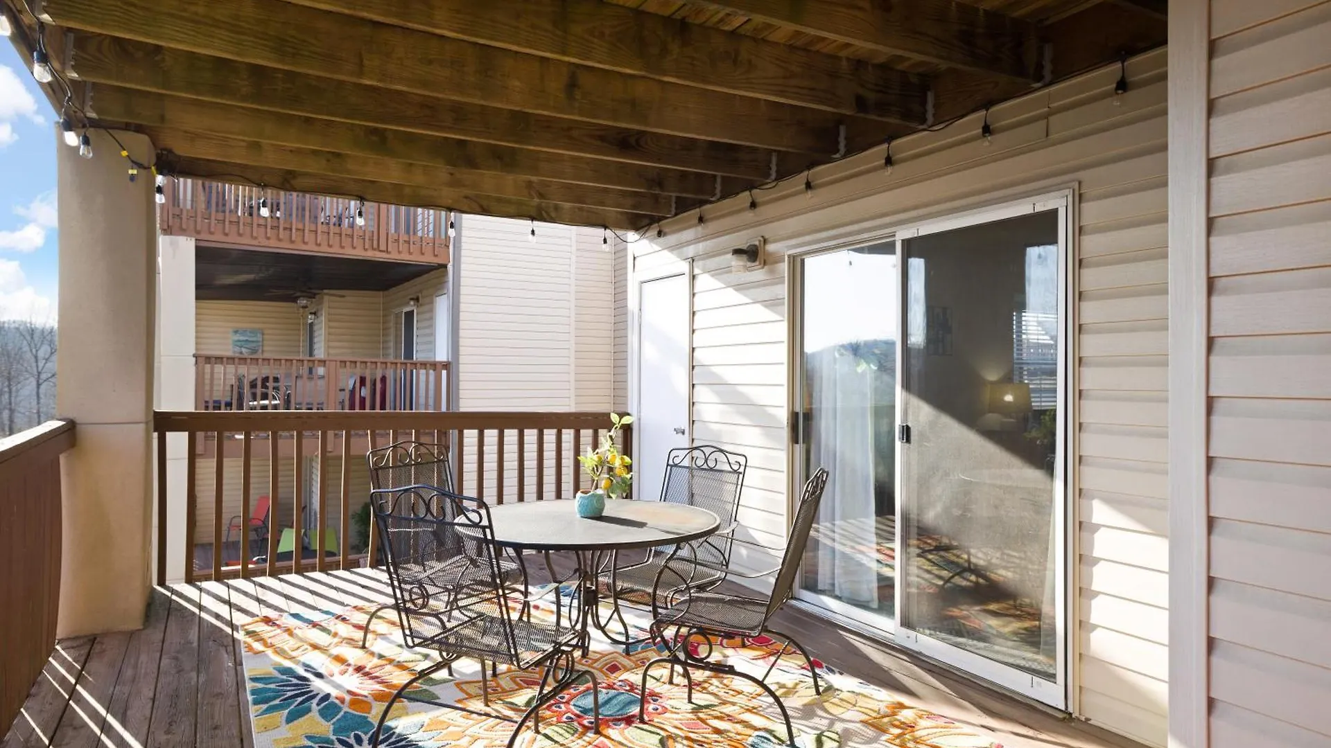 Walk-in, No Stairs Condo, Pets Welcome, 4 Mins To Silver Dollar City, 14 Mins To Ball Park Of America, Amazing Ozark Mountian Views Apartment *