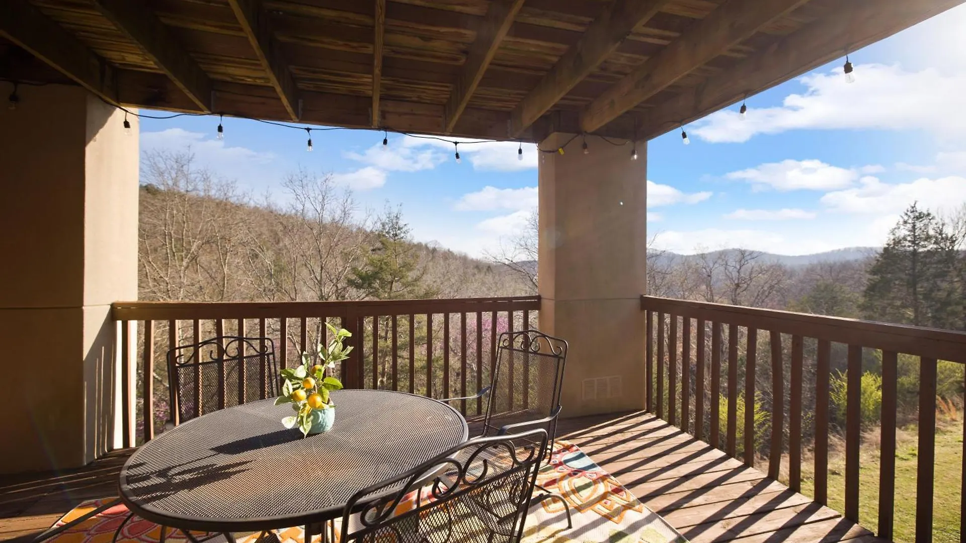 Walk-in, No Stairs Condo, Pets Welcome, 4 Mins To Silver Dollar City, 14 Mins To Ball Park Of America, Amazing Ozark Mountian Views * Branson