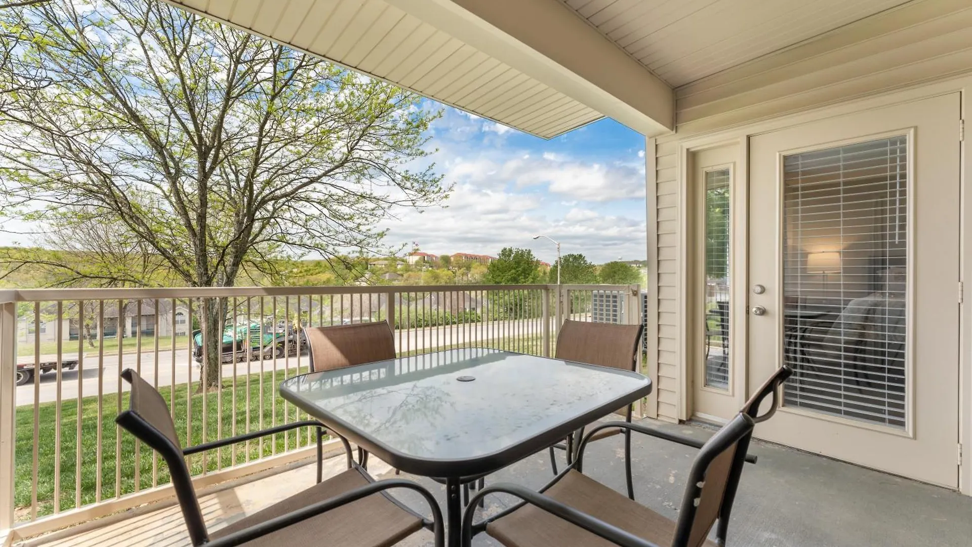 Free Daily Attractions Including Silver Dollar City! Spacious, Centrally Located, 2 Pools *