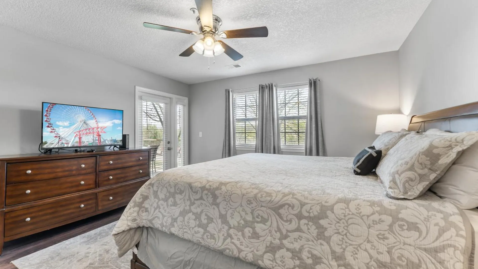 Free Daily Attractions Including Silver Dollar City! Spacious, Centrally Located, 2 Pools * Branson