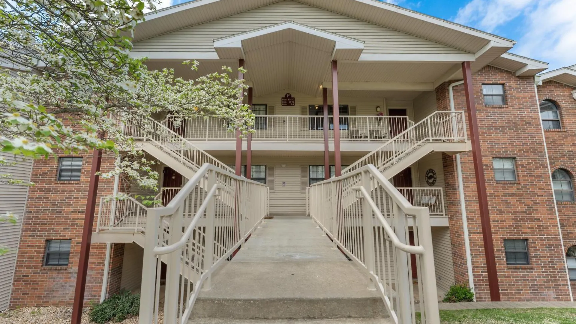 Free Daily Attractions Including Silver Dollar City! Spacious, Centrally Located, 2 Pools