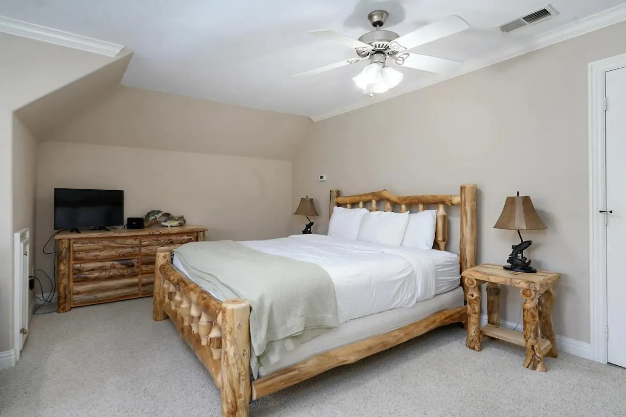 Free Attraction Tickets! Trout Fishing! Private Dock! Large Family Gathering Holiday home