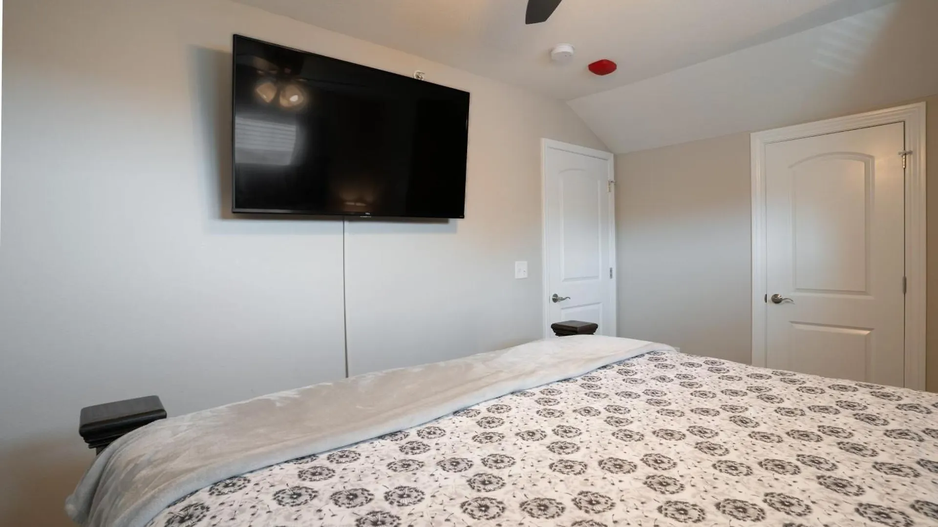 Near 76 Strip And Sdc - King Beds - Outdoor Pool - Free Attraction Tickets - V3301-6 *