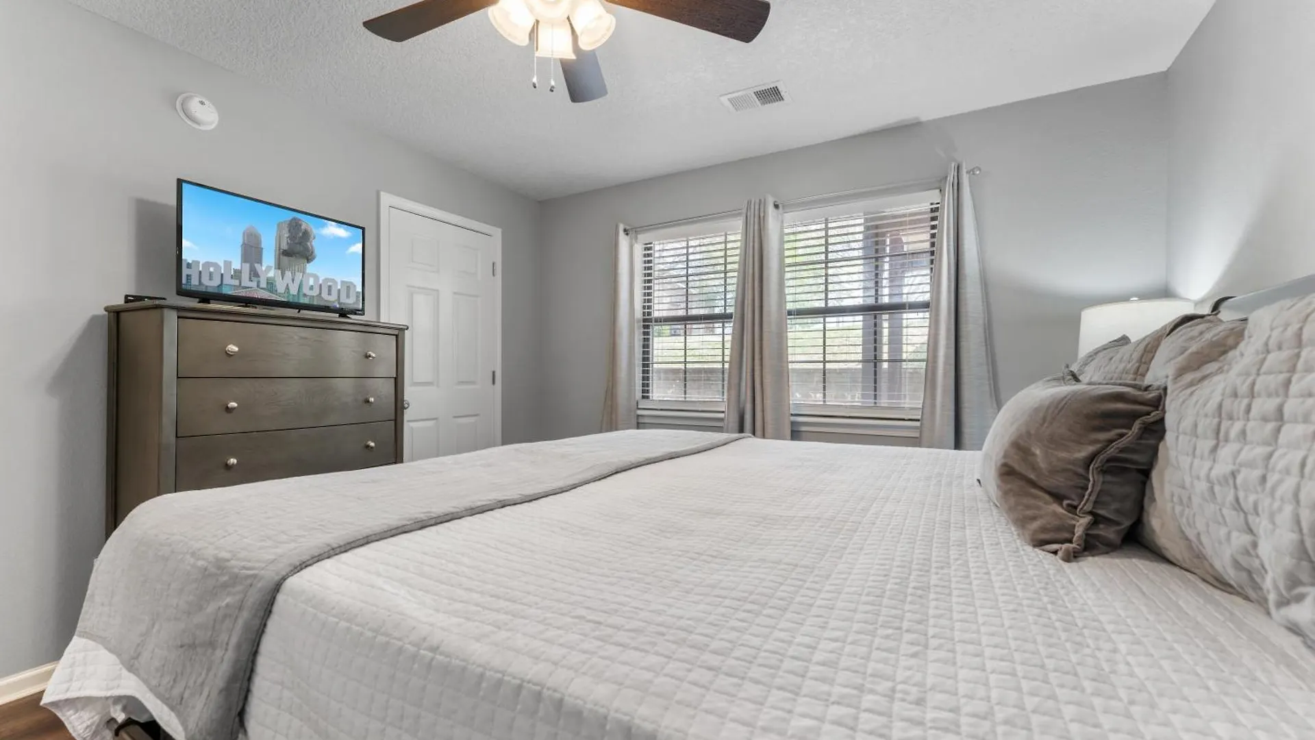 Free Silver Dollar & Other Attraction Tickets! Spacious, Great Location, Indoor & Outdoor Pools Apartment Branson