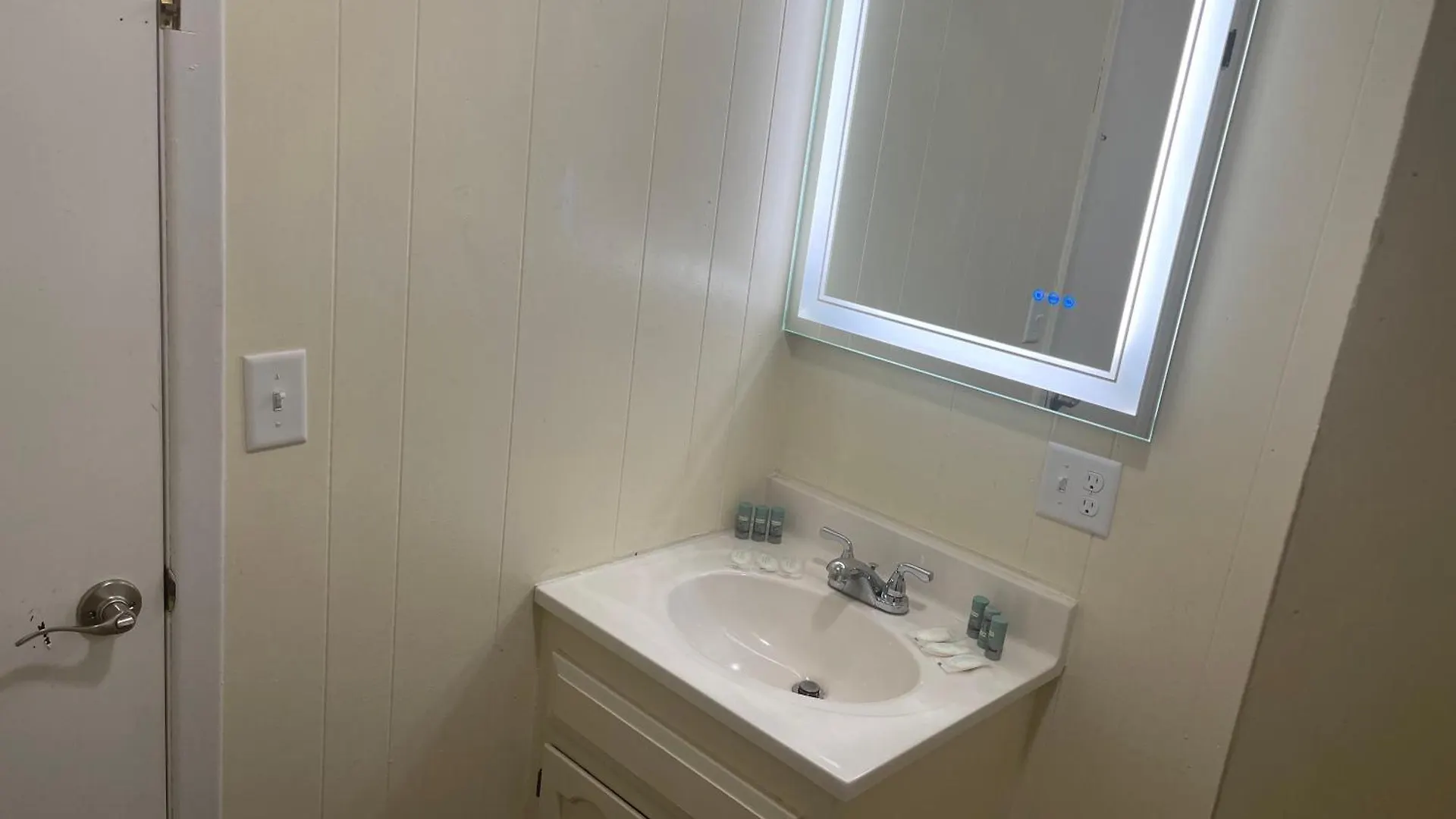 2 Bedroom Next To Silver Dollar *