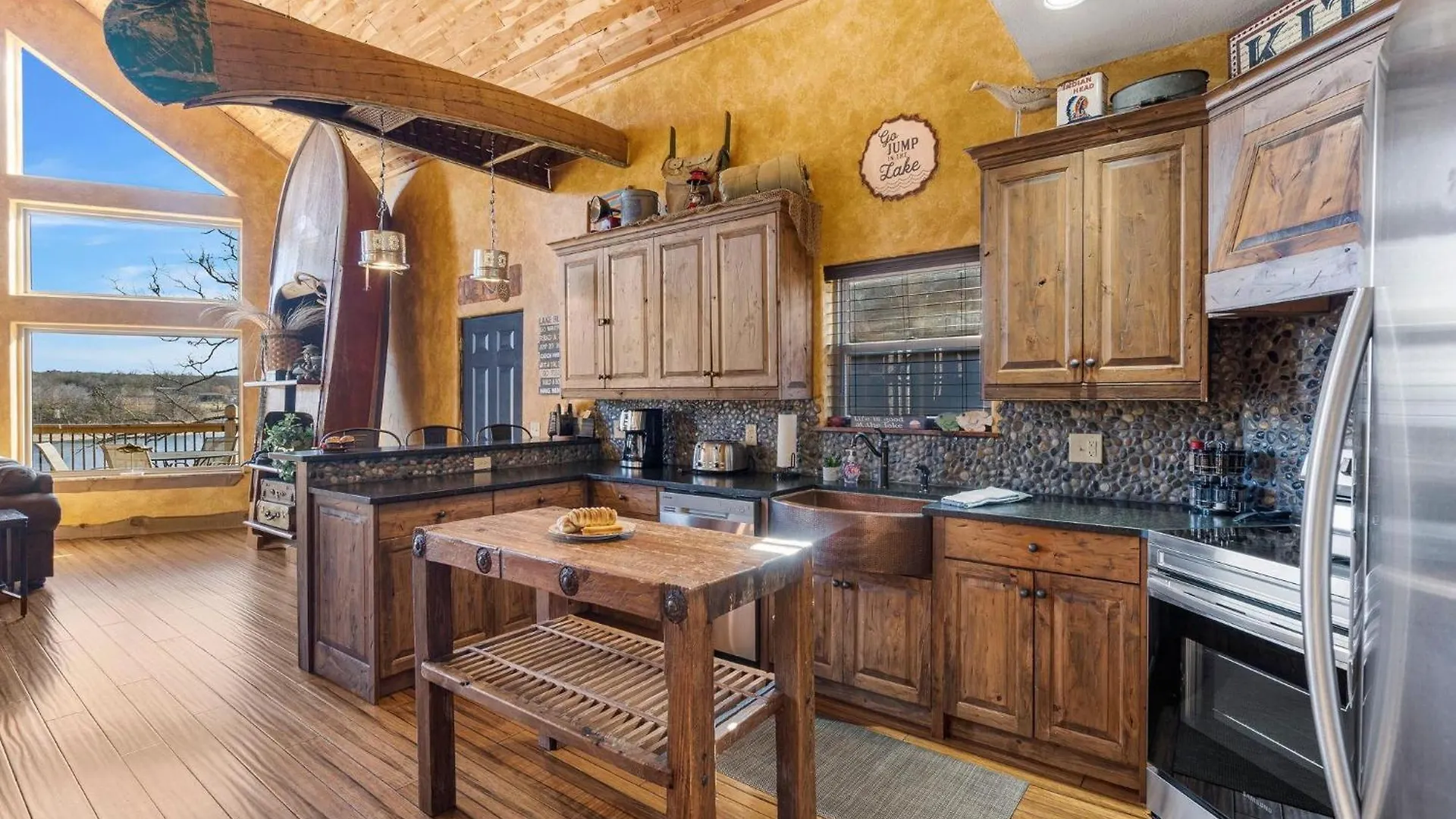 Happiness Within - Lakefront Holiday home