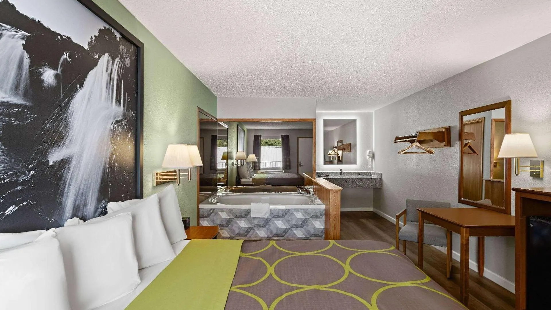Super 8 By Wyndham - Shepherd Of The Hills Exwy Motel