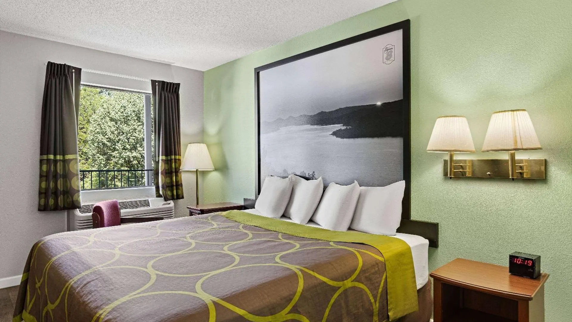 Super 8 By Wyndham - Shepherd Of The Hills Exwy Motel