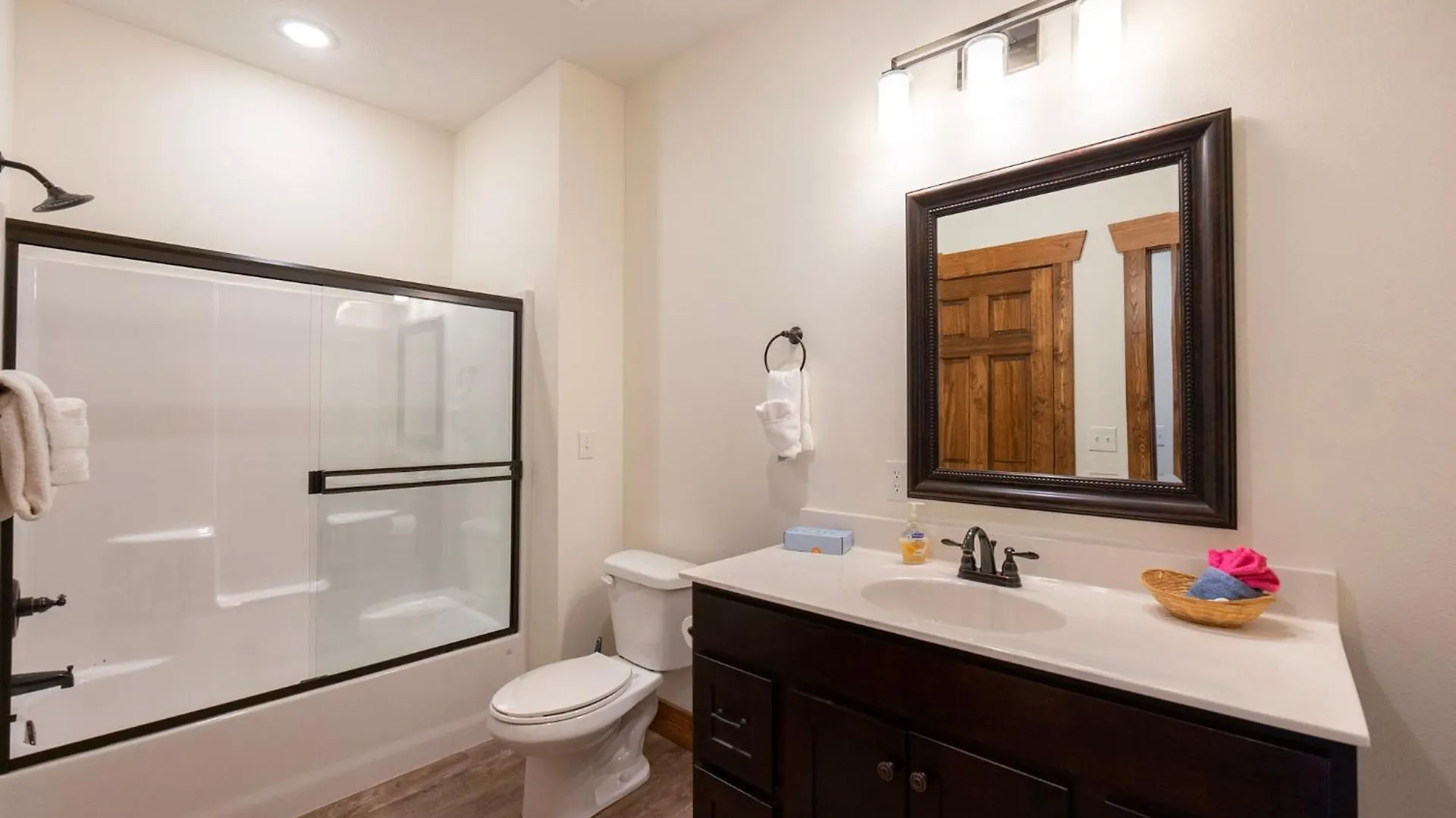3bd Walk-in Near Silver Dollar - Game - Pool - Free Tickets Included - Rr-93b