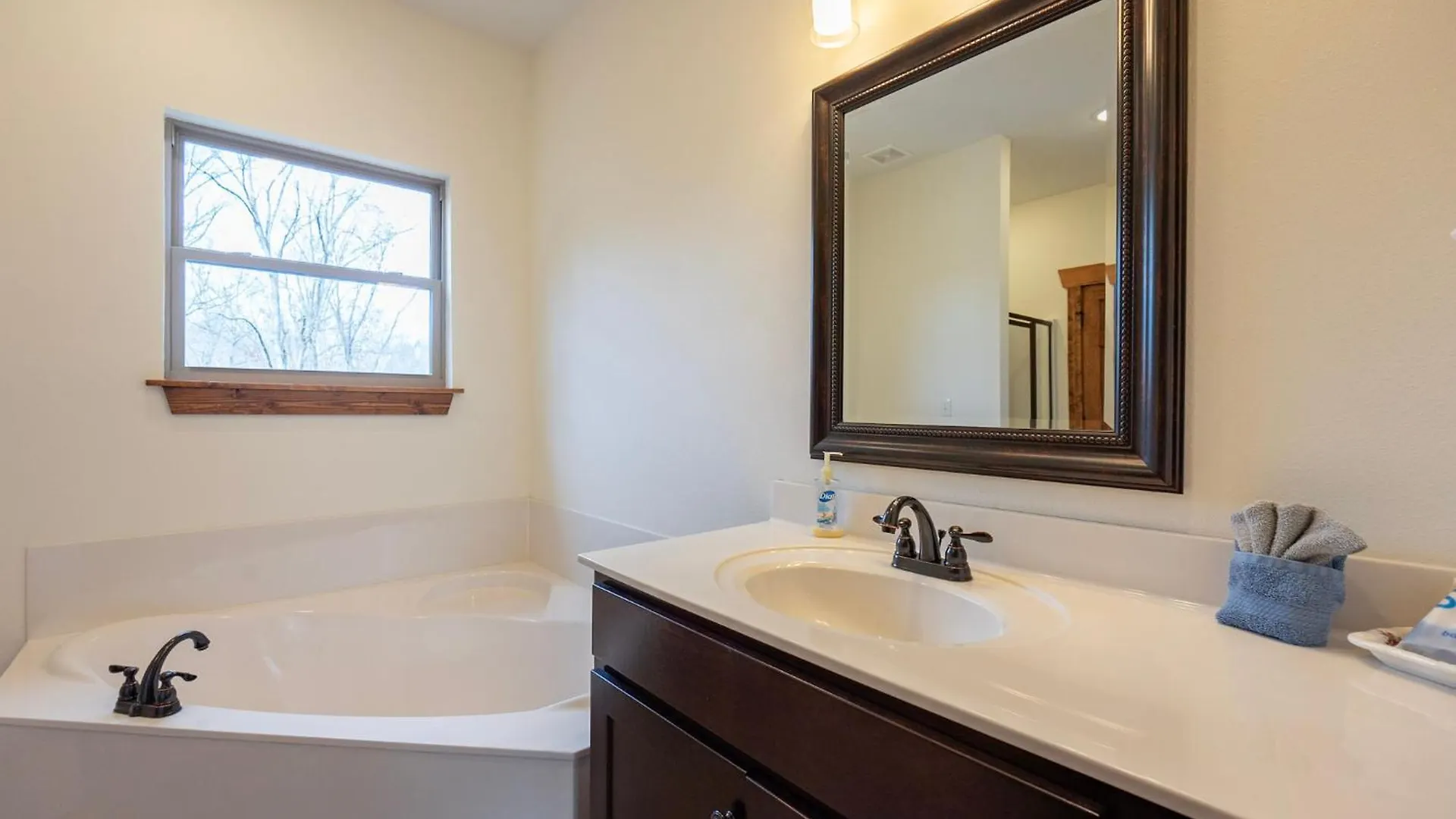 3bd Walk-in Near Silver Dollar - Game - Pool - Free Tickets Included - Rr-93b *